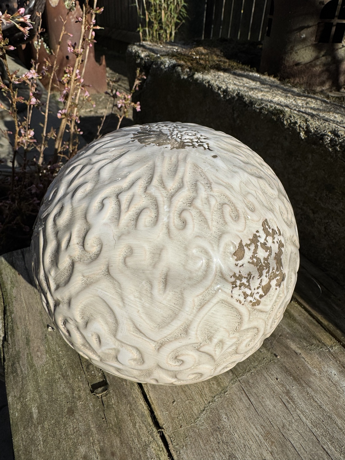 Steingut Gartenkugel Antik Weiß Ø 16,5 cm – Dekokugel für Garten & Terrasse