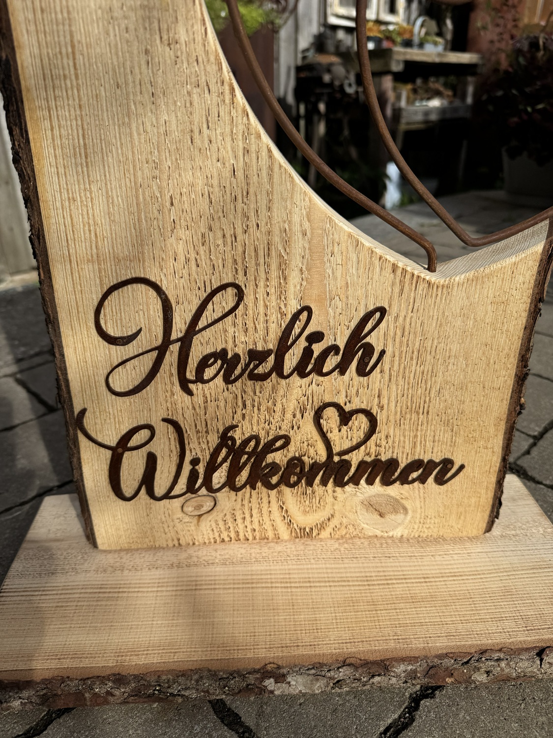 Lärchenholz Ständer mit Rostherz und Rost Schriftzug Herzlich Willkommen - Höhe ca. 54 cm