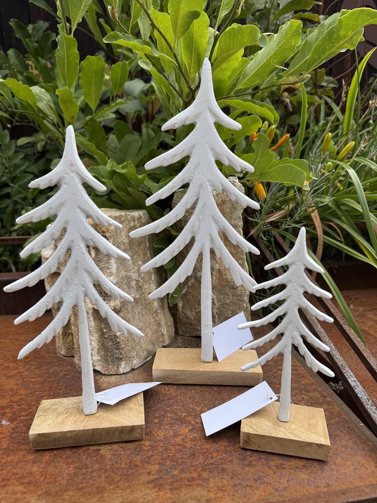 Metall Tanne weiß klein auf Holzplatte - Höhe 20 cm
