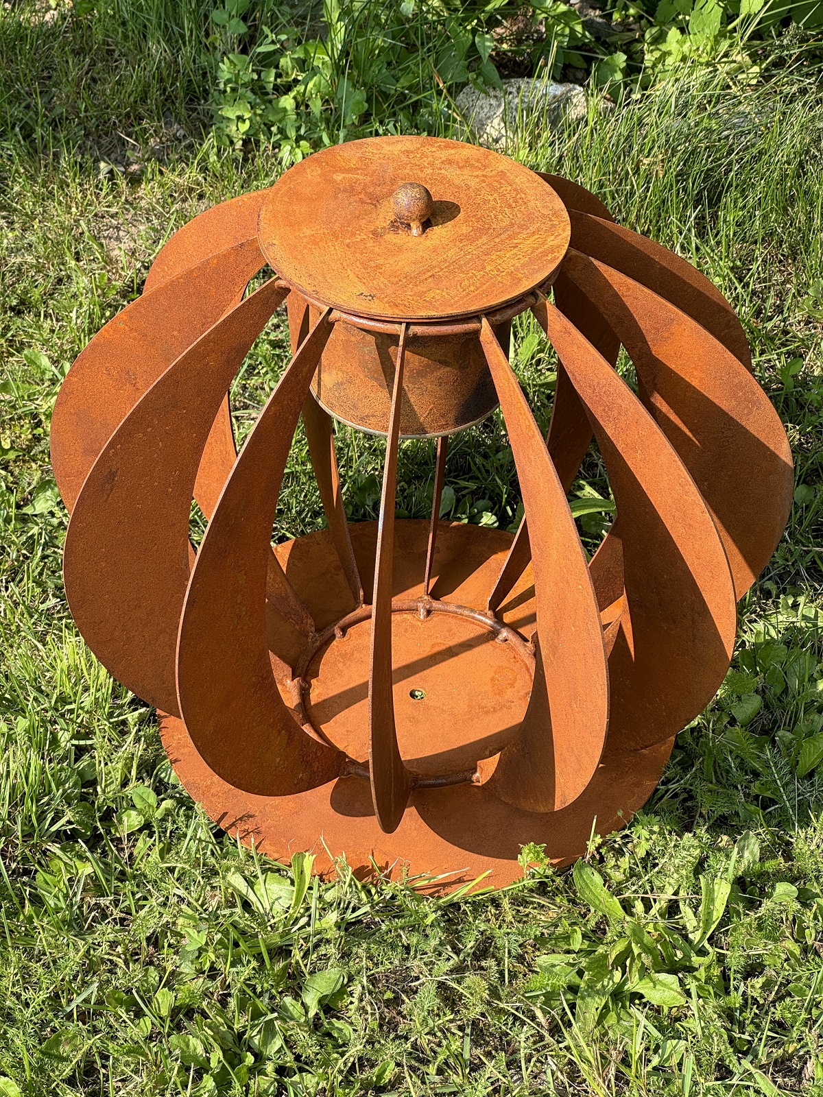 Edelrost Deko/Feuerkugel Sichel auf Bodenplatte - Durchmesser 41 cm