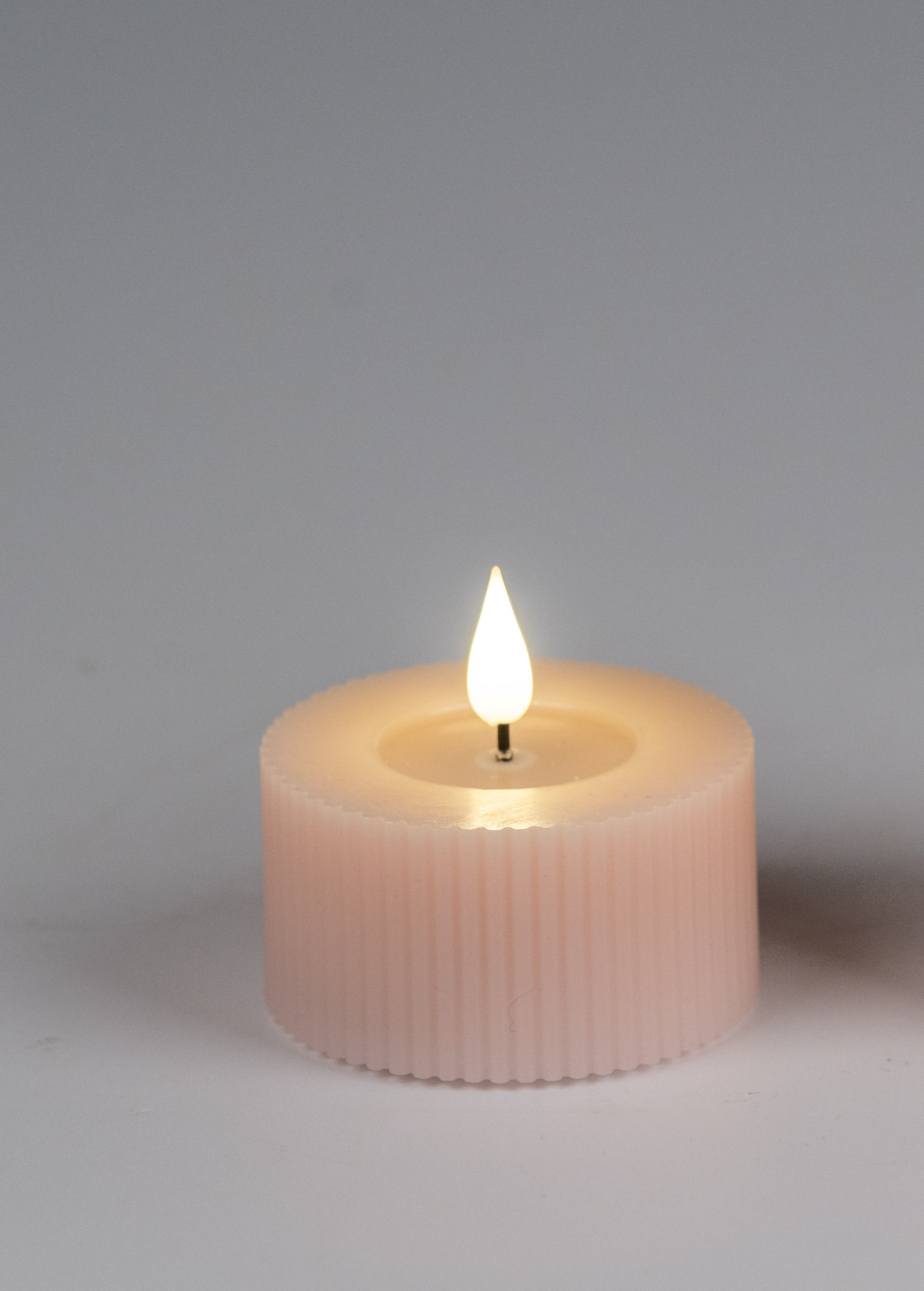 Echtwachs LED Maxi Teelicht rosa mit Rillenmuster / Timer  - Durchmesser 7 cm