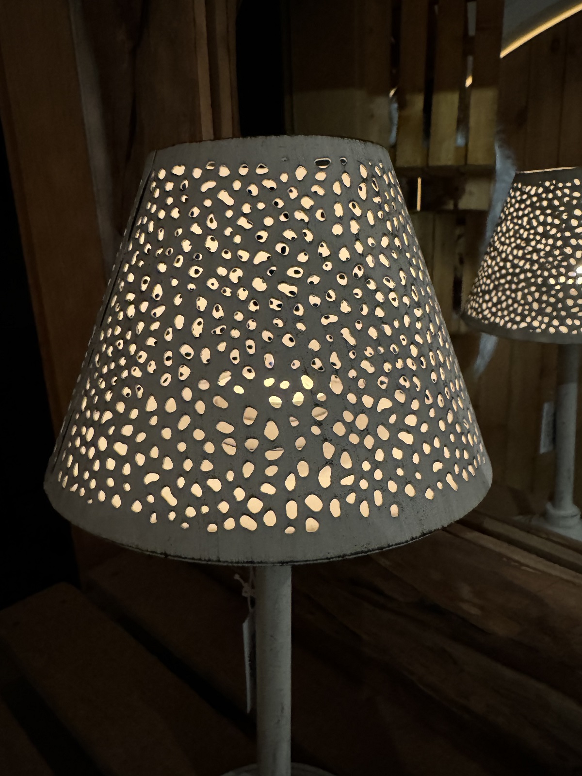 Metall Windlicht Lampe weiß klein mit Fuß - Höhe 30 cm