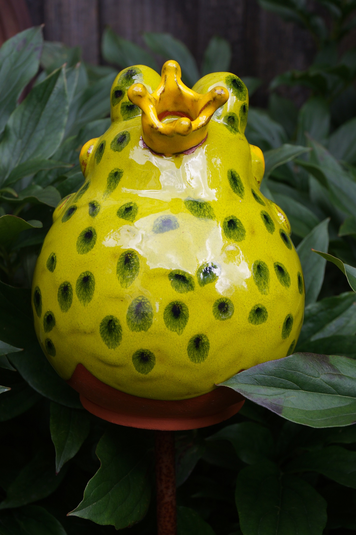 Keramik Gartenkugel Froschkönig Figaro Frostfest - Höhe 15,5 cm