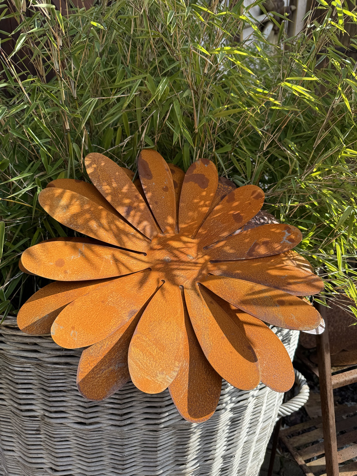 Edelrost Blüte groß mit Hülse für Stab - Durchmesser 42 cm