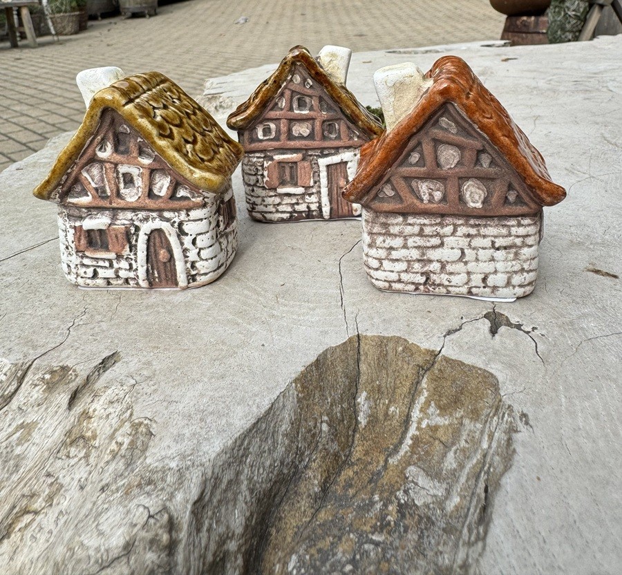 3tlg. Keramik Mini Fachwerk Häuschen Naturtöne - Höhe 7 cm