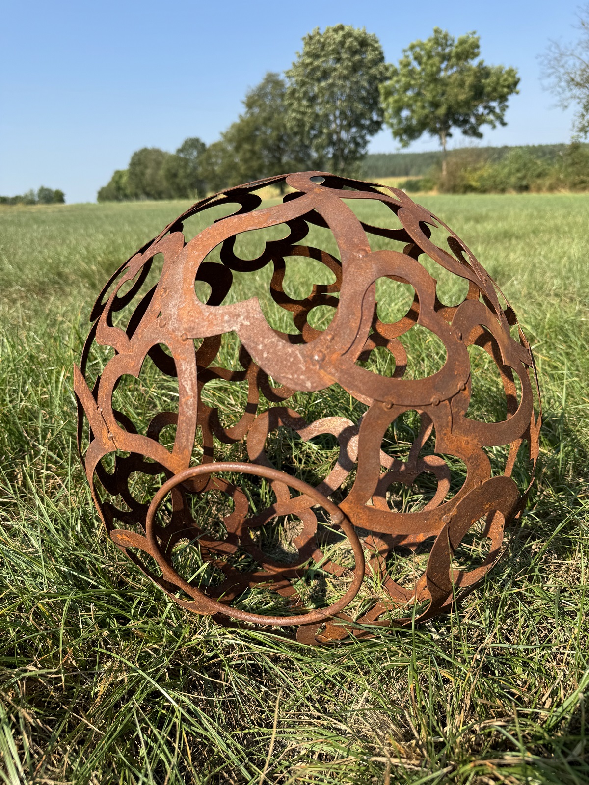 Edelrost Kugel mit Herzmotiv groß und Standring - Durchmesser 40 cm
