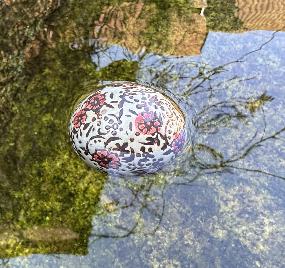 Keramik Schwimmkugel Blütenranke klein grün/rot - Durchmesser 4 cm