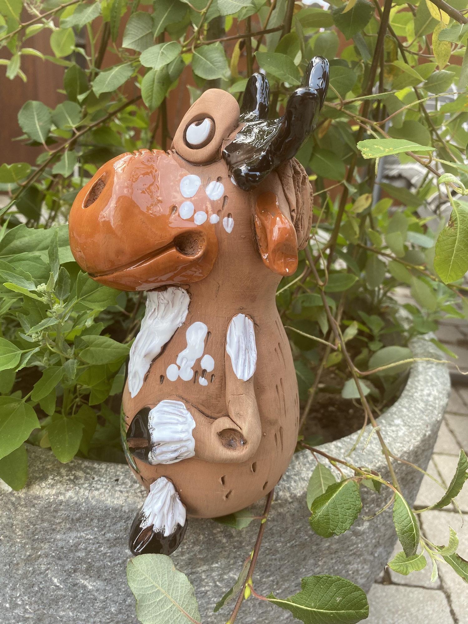 Keramik Elch Eddy beide Hufe unten - Höhe 21 cm