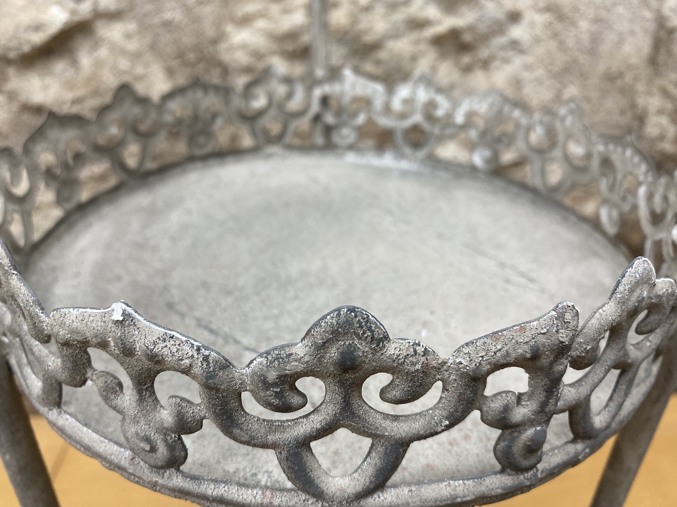 Metall Etagere antik-grau rund mit  2 Böden - Höhe 74 cm