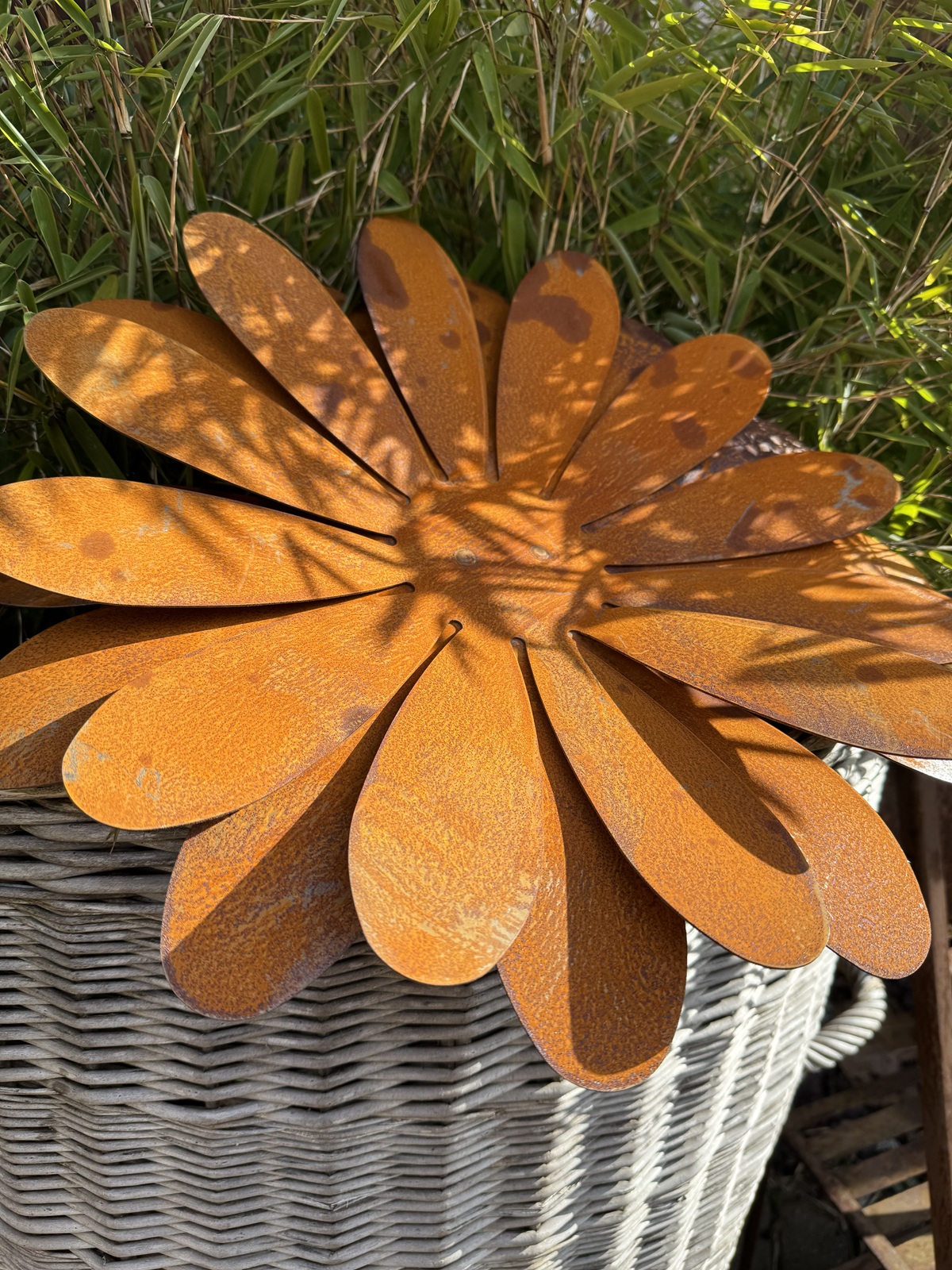 Edelrost Blüte groß mit Hülse für Stab - Durchmesser 42 cm
