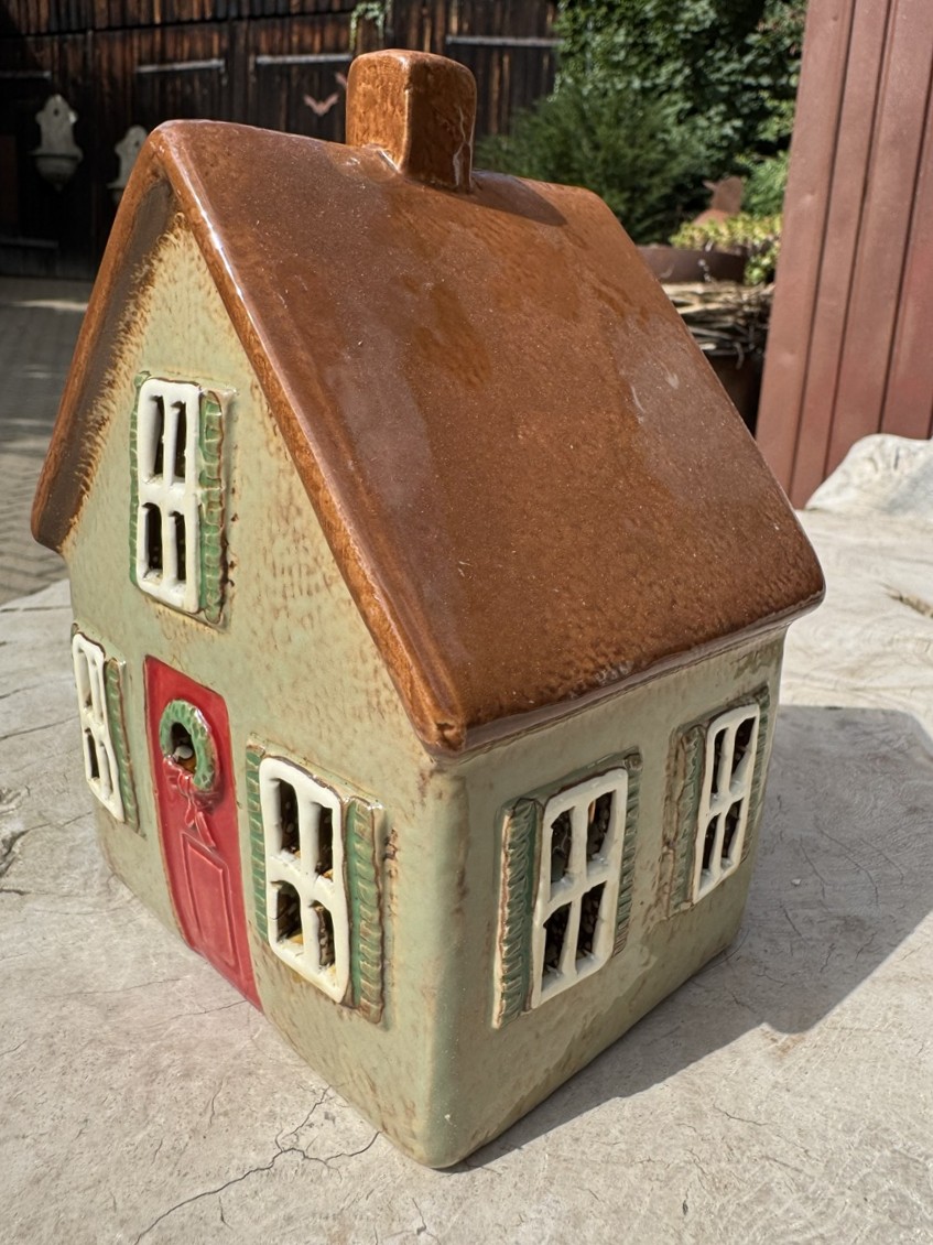 Keramik Lichthaus Waldfrieden Grünton mit roter Tür - Höhe 17,5 cm