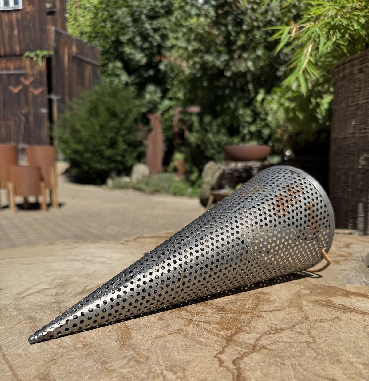Vintage Eisen Kegel / Trichter groß Lochmuster mit Lederkordel zum Hängen – H 29 cm