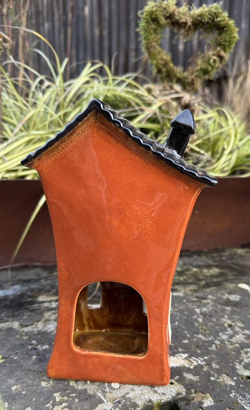 Keramik Windlicht schiefes Häuschen Serafina orangebraun - Höhe 22 cm