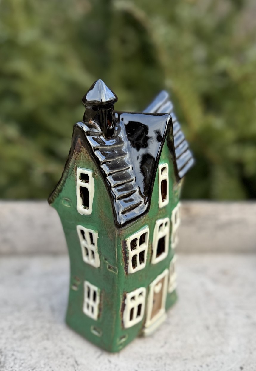 Keramik Windlicht schiefes Häuschen Esmeralda grün mit Herz - Höhe 21 cm