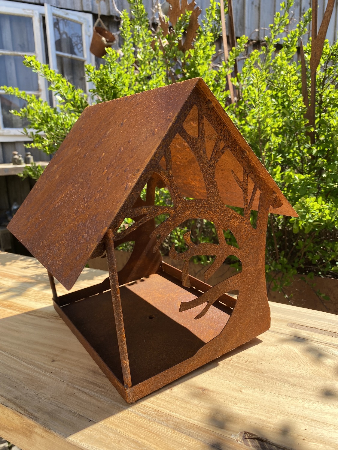 Edelrost Vogelhaus mit Baummotiv auf Stab - Höhe ca. 125 cm