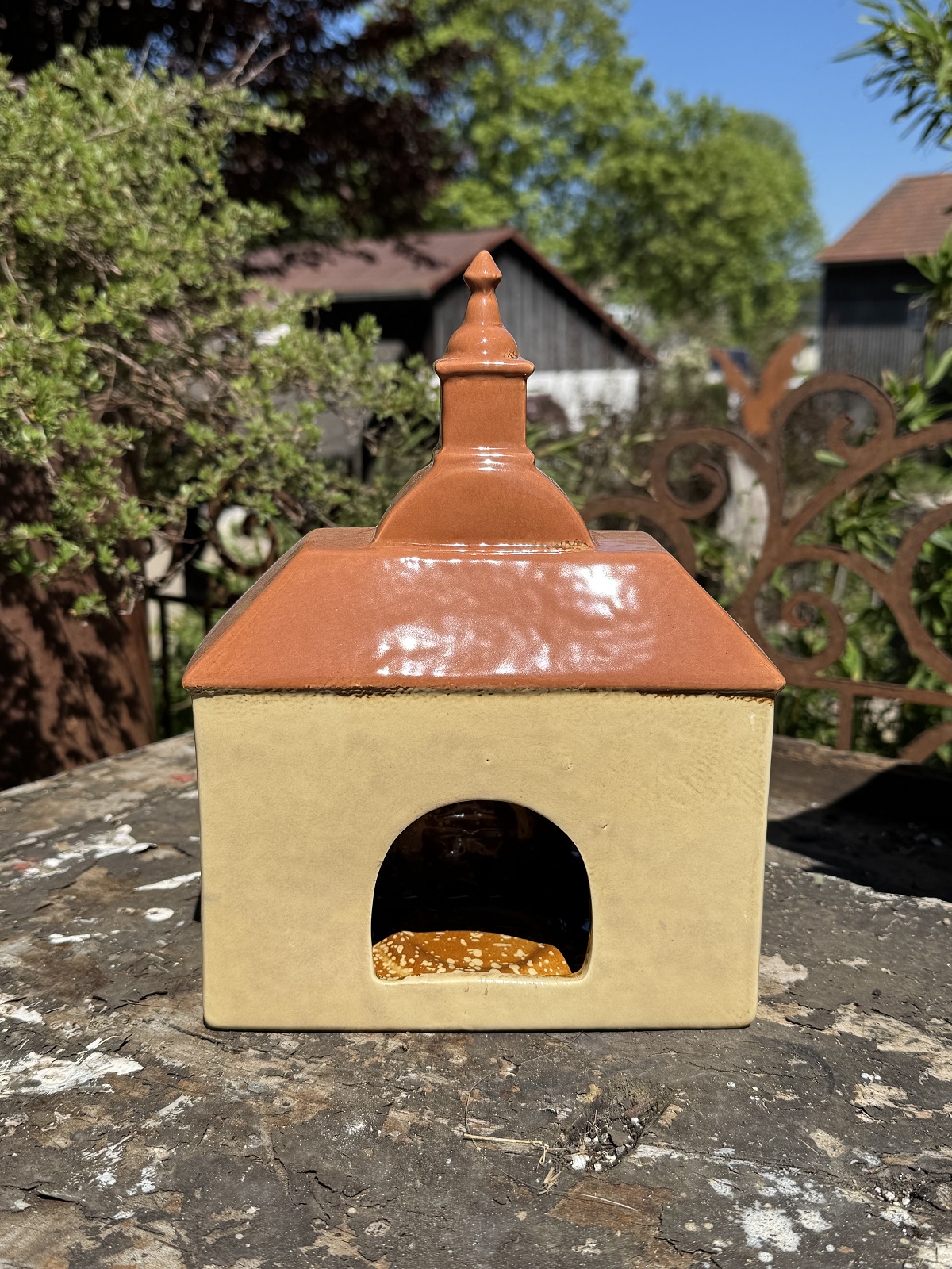 Keramik Windlicht altes Schulhaus braun - Höhe 26 cm