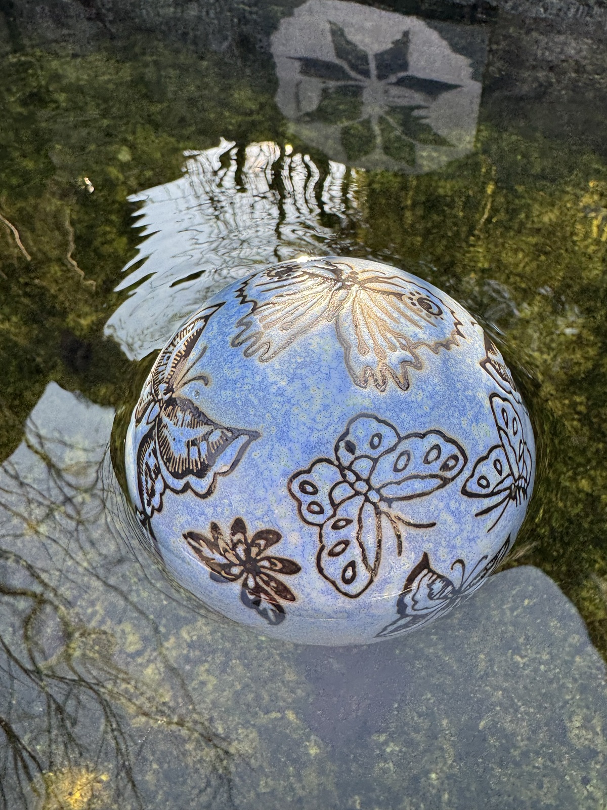 Keramik Schwimmkugel Schmetterling groß hellblau - Durchmesser 10 cm