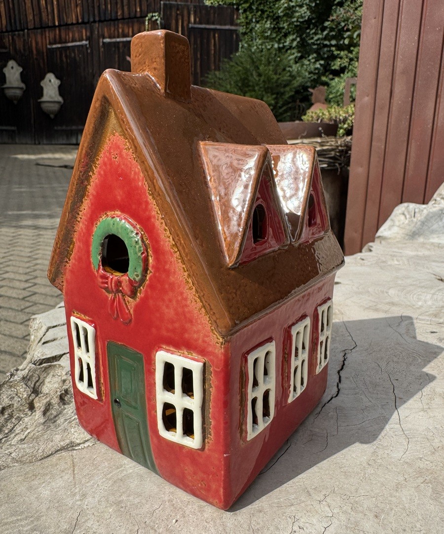 Keramik Häuschen Rot mit Gauben und grüner Haustür - Höhe 19 cm