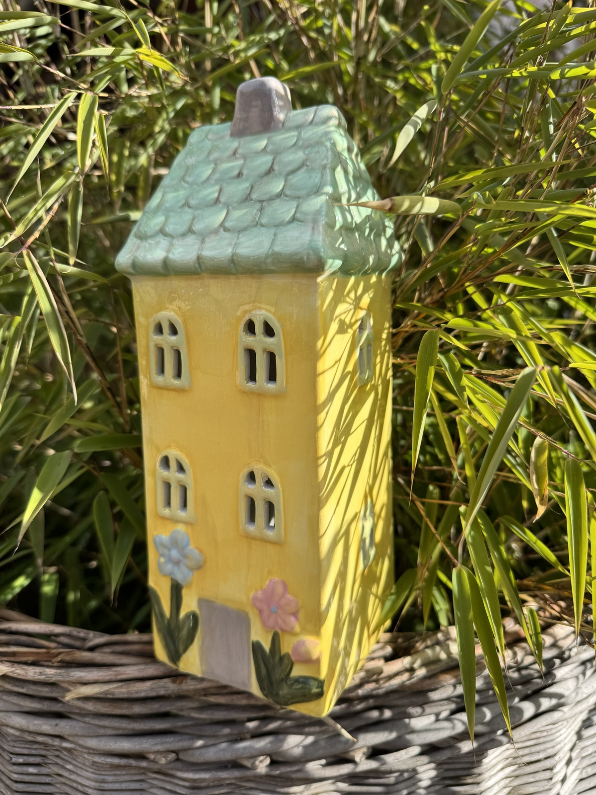 Keramik Häuschen mit Blümchen zartgelb - Höhe 24 cm