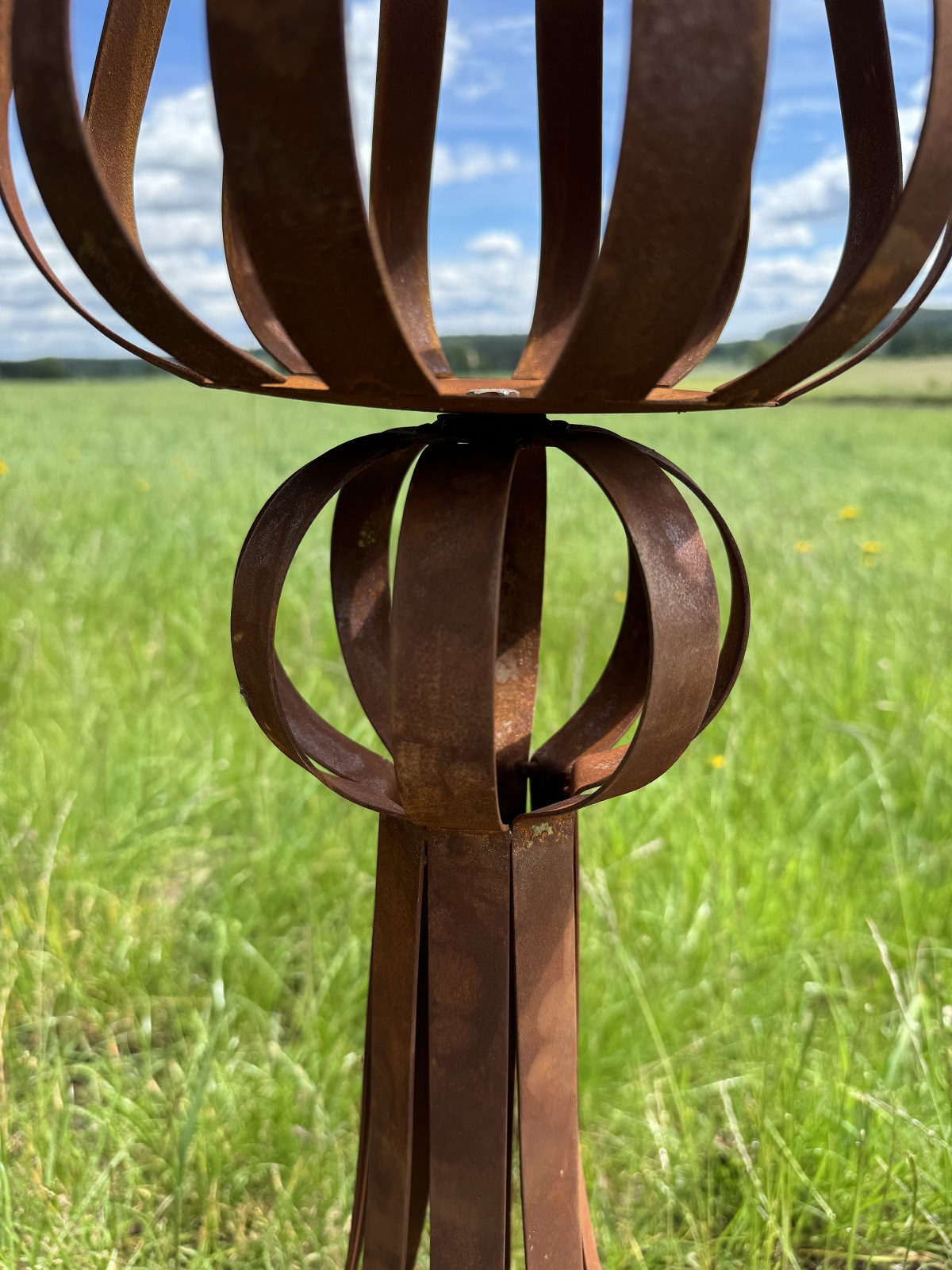 Edelrost Ständer groß Metallstreifen mit Korb - Höhe 80 cm