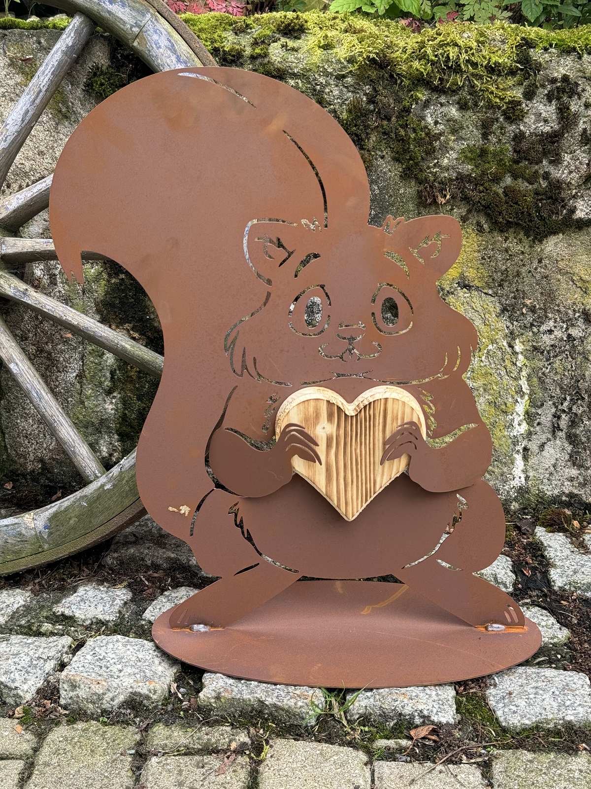 Edelrost Eichhörnchen Dixie mit Holzherz - Höhe 56 cm