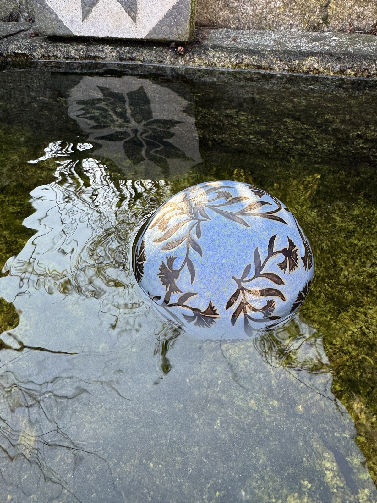 Keramik Schwimmkugel Blüte groß hellblau - Durchmesser 10 cm