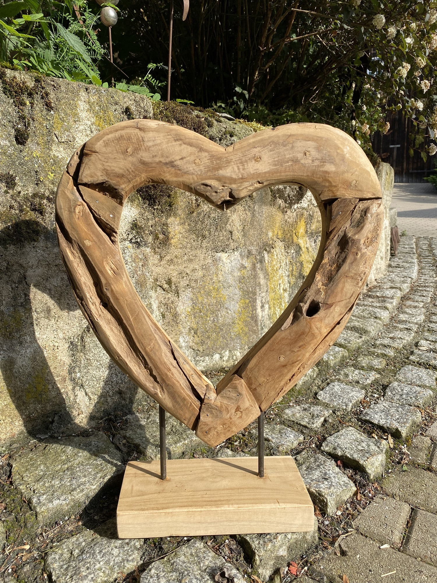 Teak Holz Herz offene Form klein auf Standplatte - Höhe 40 cm