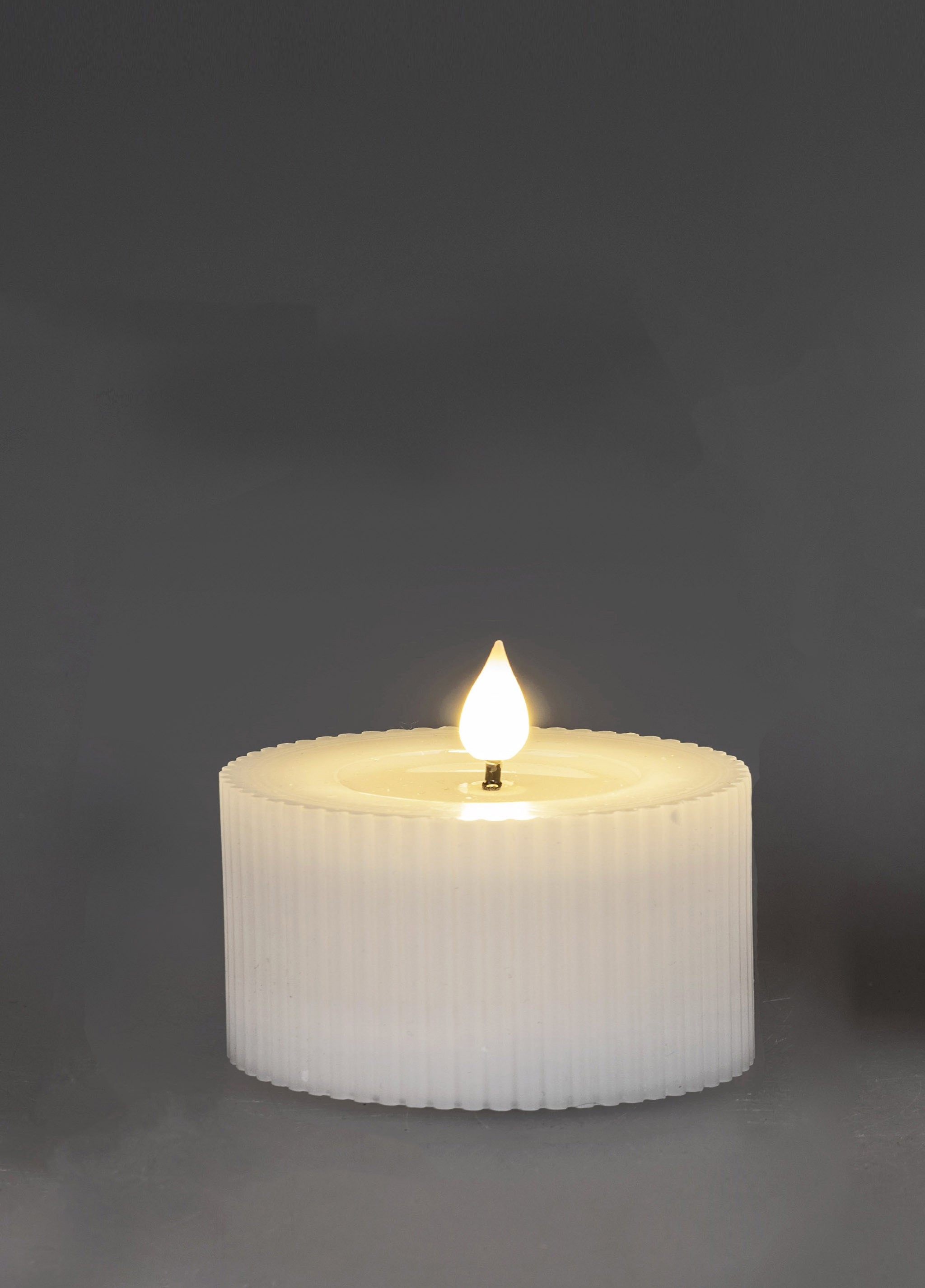 Echtwachs LED Maxi Teelicht weiß mit Rillenmuster / Timer - Durchmesser 7 cm