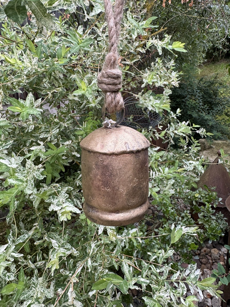 Vintage Eisen Glocke goldfarben an Jutekordel - Höhe ca. 10 cm