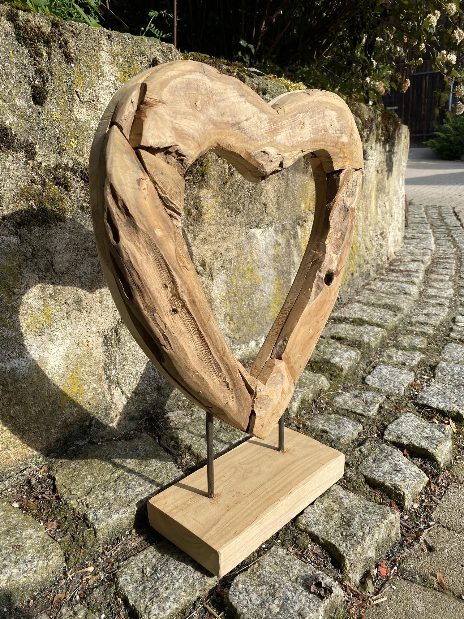 Teak Holz Herz offene Form groß auf Standplatte - Höhe 50 cm