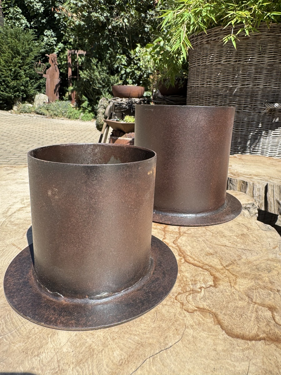 Eisen Topf runde Form auf Bodenplatte dunkelbraun - Durchmesser 15 cm