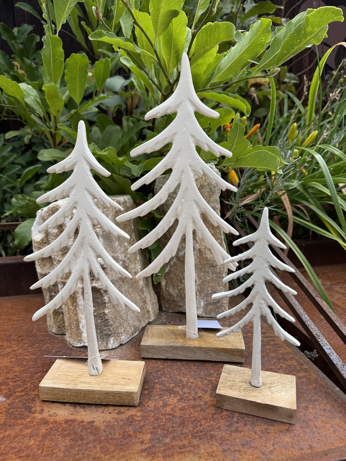Metall Tanne weiß groß auf Holzplatte - Höhe 35 cm