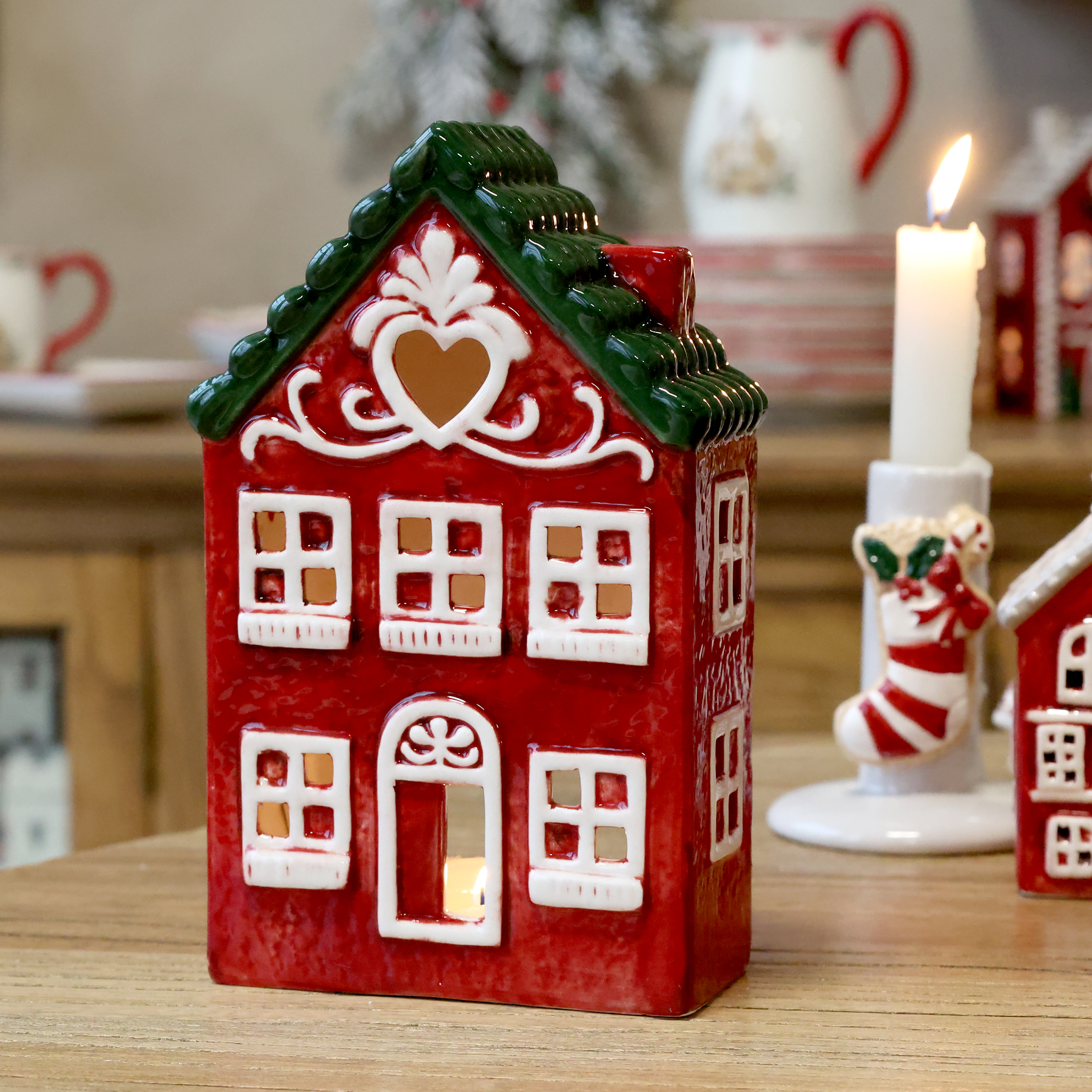 Keramik Lichthaus Rot mit grünem Dach | 19 cm