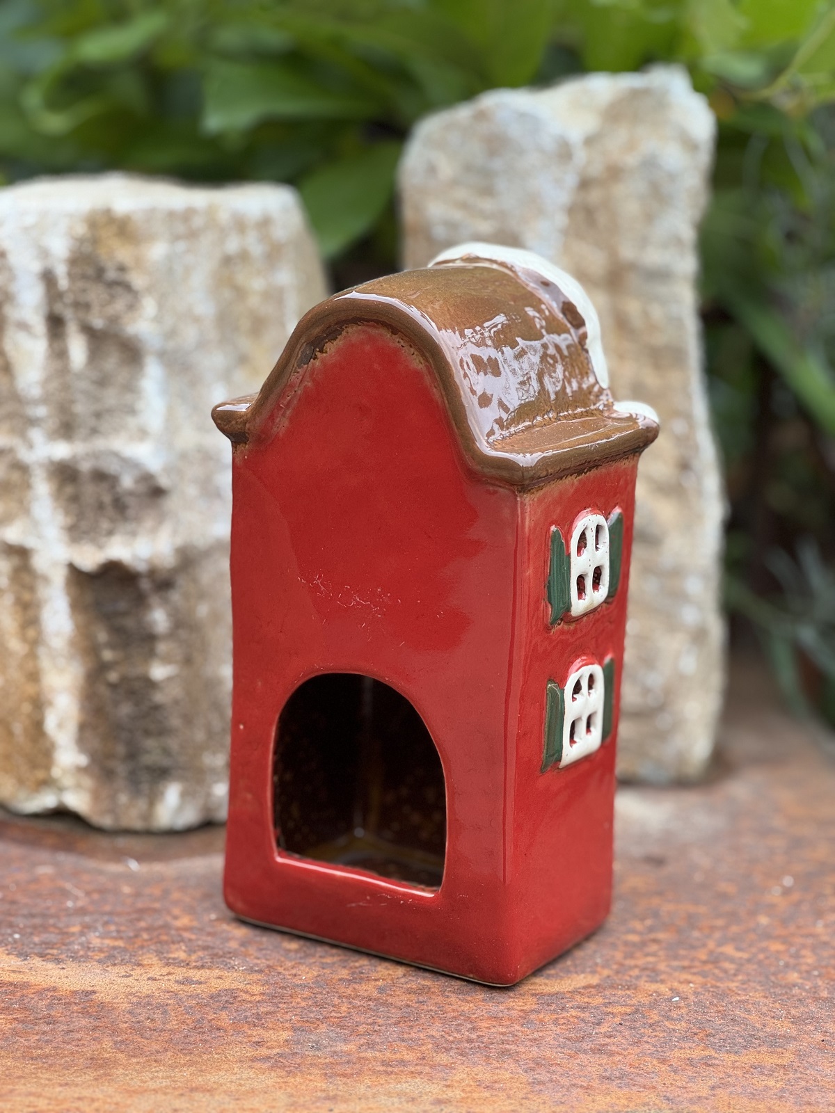 Keramik Windlicht Winterhäuschen rot mit grünen Fensterläden - Höhe 19 cm