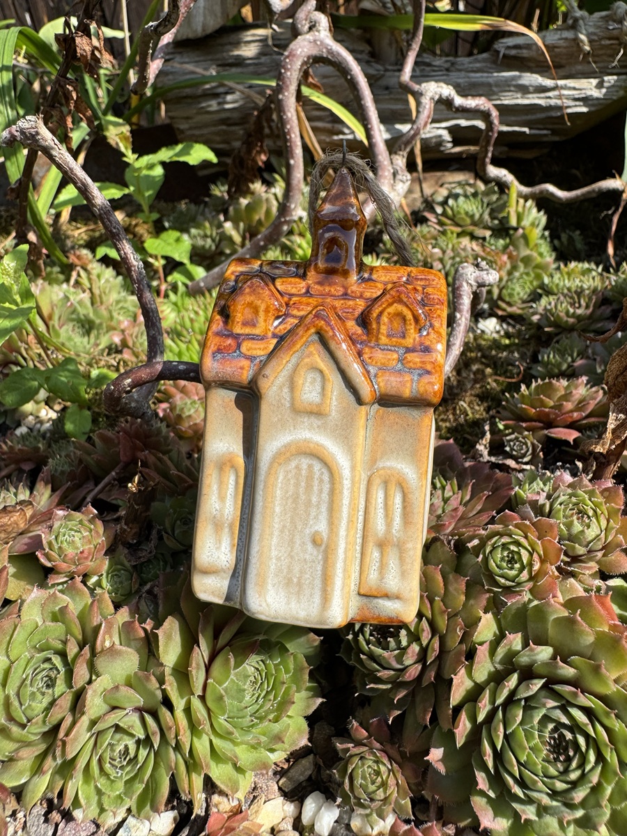Keramik Mini Kirche naturfarben zum Hängen - Höhe 9 cm