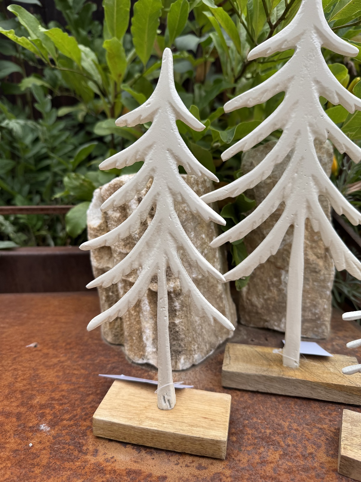 Metall Tanne creme mittel auf Holzplatte - Höhe 28,5 cm