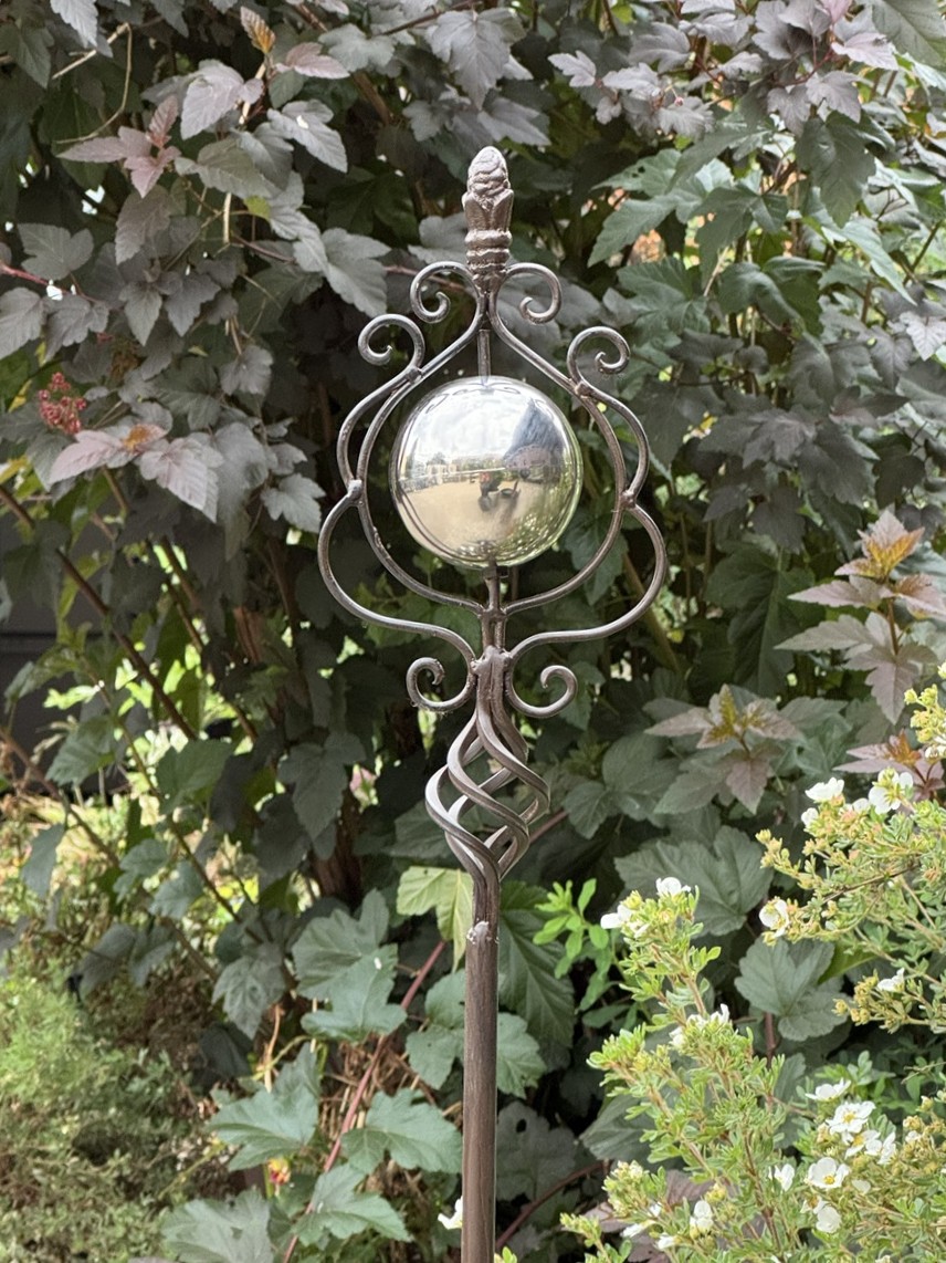 Gartenstab dunkelbraun mit Ornament und Kugel Silber - Höhe 180 cm