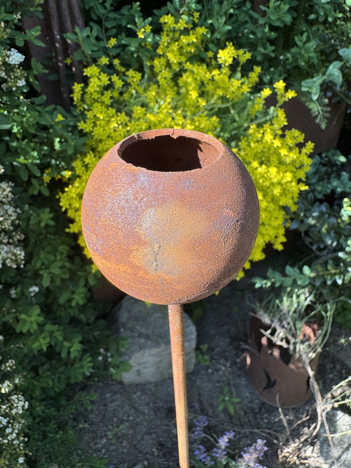 Edelrost Stab mit geöffneter Vollkugel - Höhe 110 cm