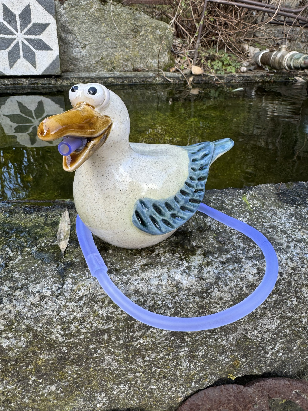 Steingut Wasserspeier Möwe Gunni mit Pumpe - Höhe 12 cm