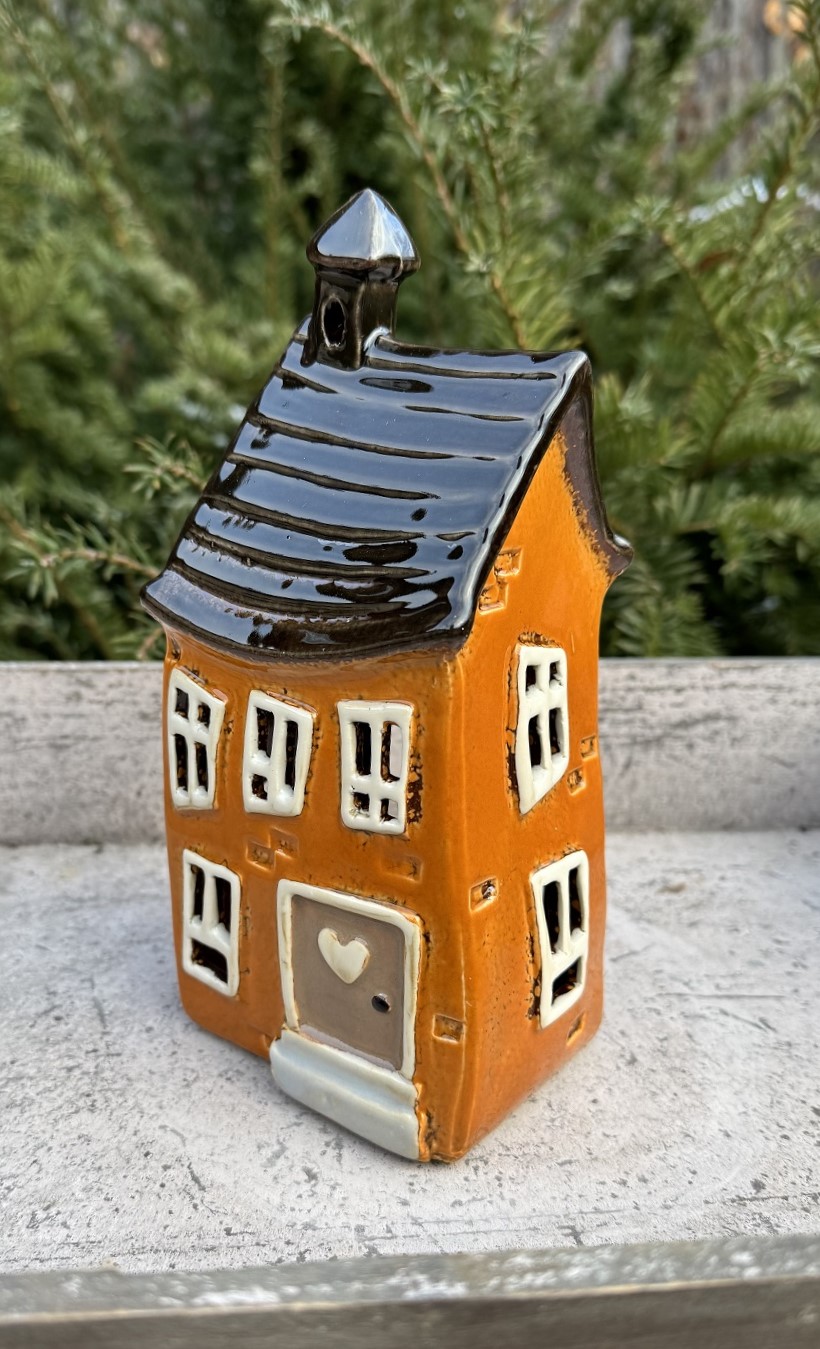 Keramik Windlicht schiefes Häuschen Cordula orange mit Herz - Höhe 21,5 cm