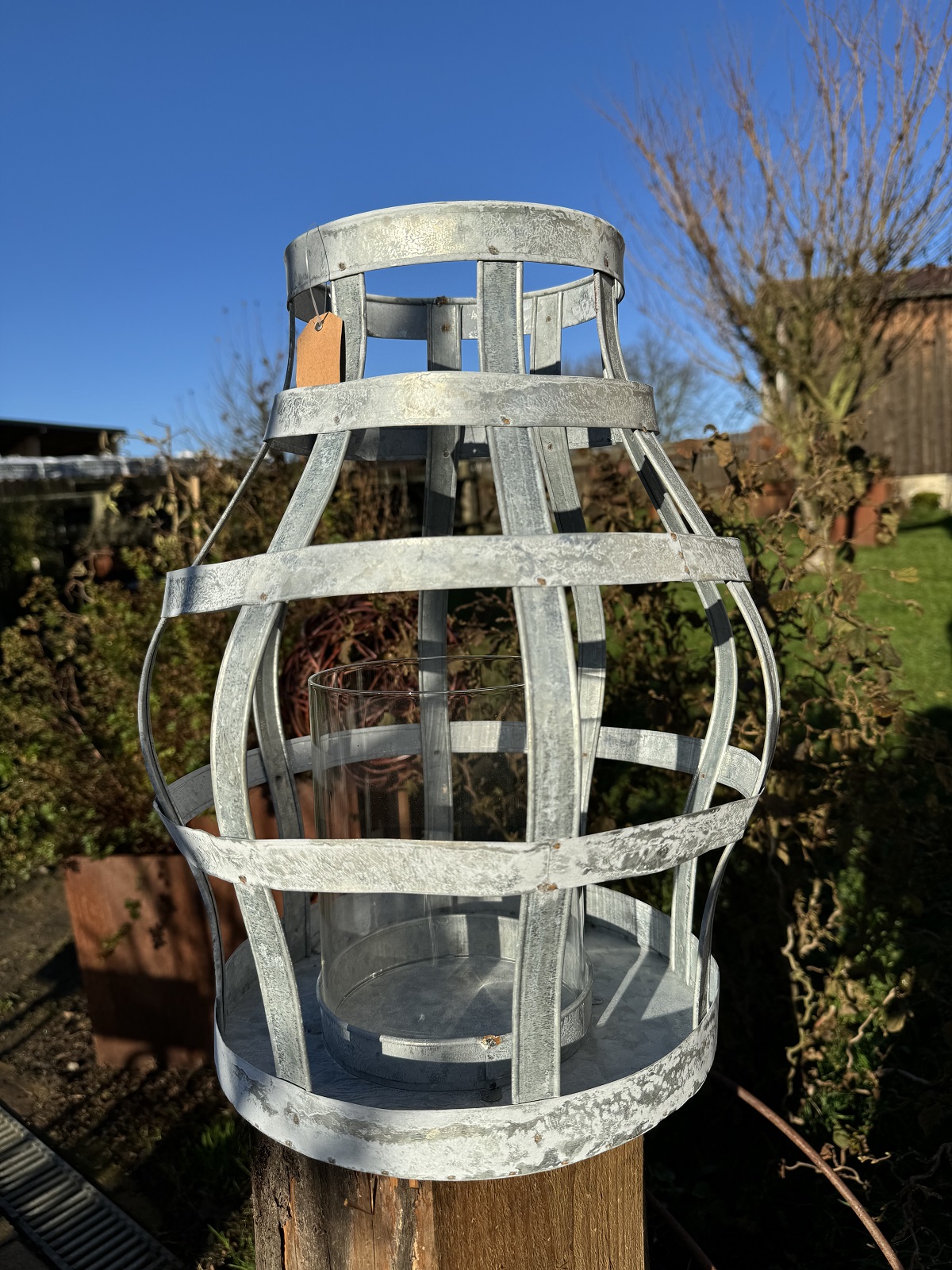 Eisenblech Windlicht Rusco hellgrau mit Metallstreifen  - Höhe 42 cm