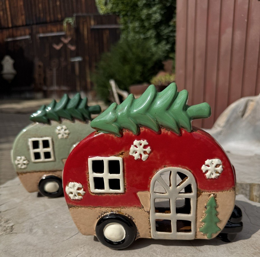 Keramik Wohnanhänger Rot/Natur mit Tannenbaum auf dem Dach - Länge ca. 20,5 cm
