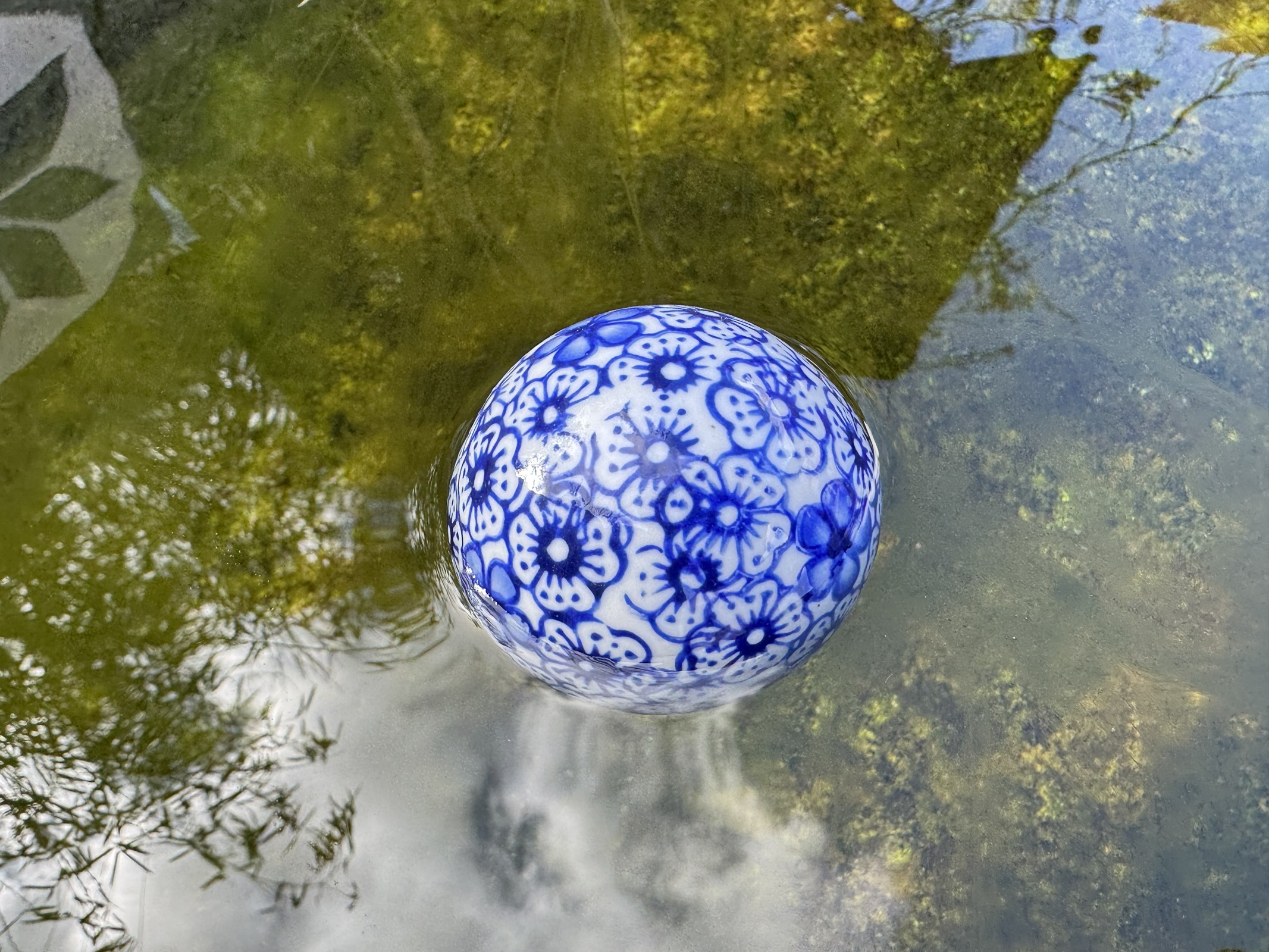 Keramik Schwimmkugel Blüte mittel weiß/blau - Durchmesser 6 cm