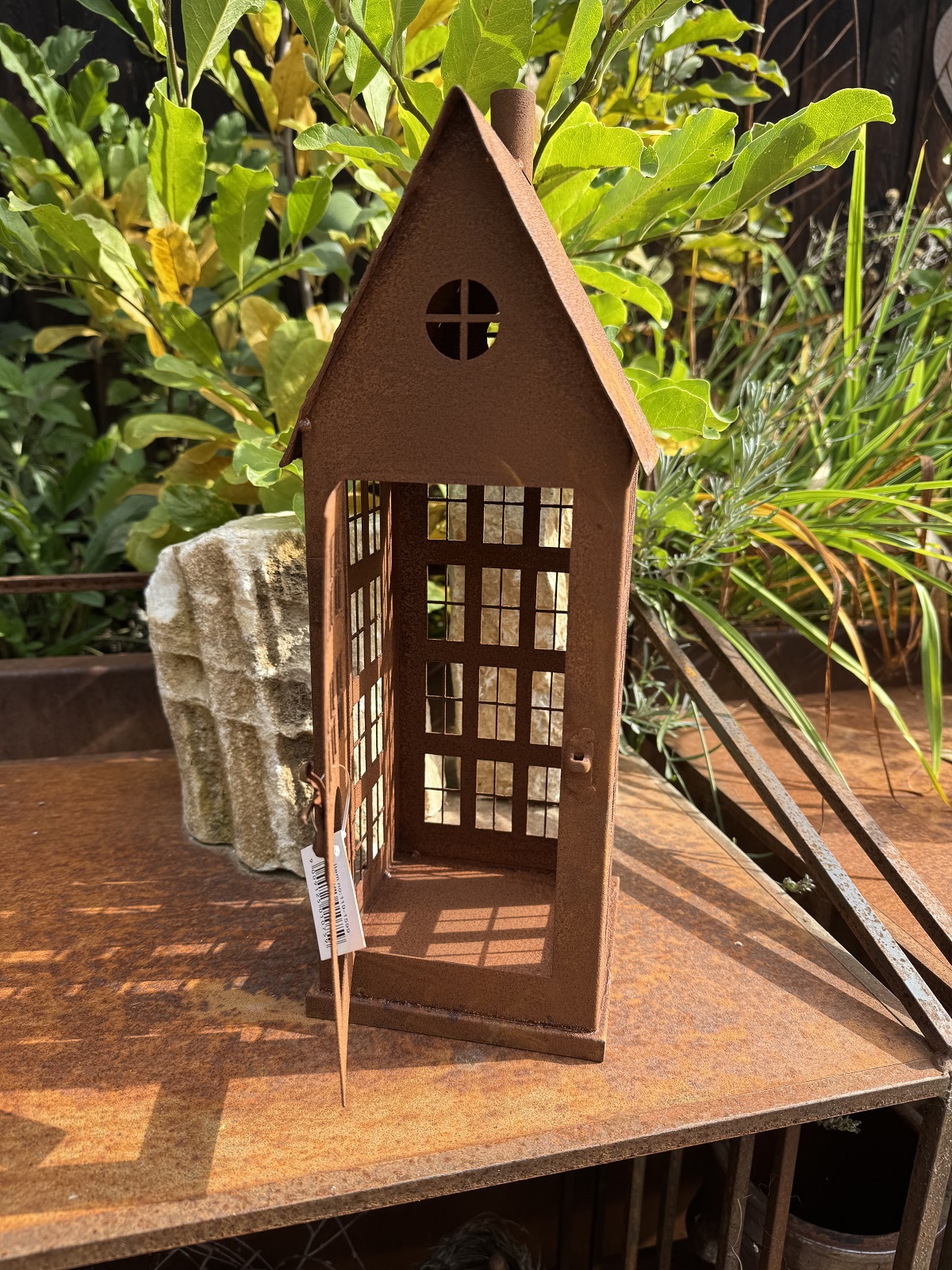 Edelrost Lichthaus mit 42 Fensterausschnitten in länglicher Form - Höhe 37 cm