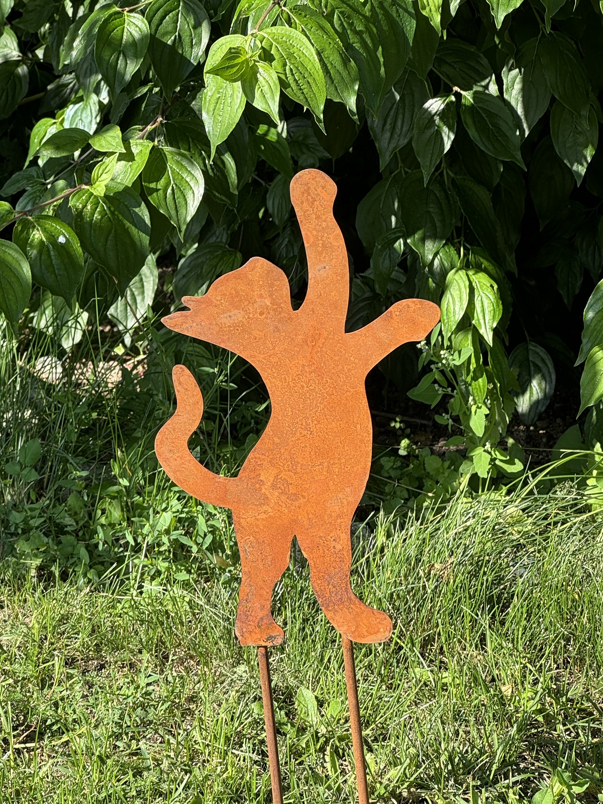 Edelrost stehendes Kätzchen Tiffy auf Stab - Gesamthöhe 48 cm