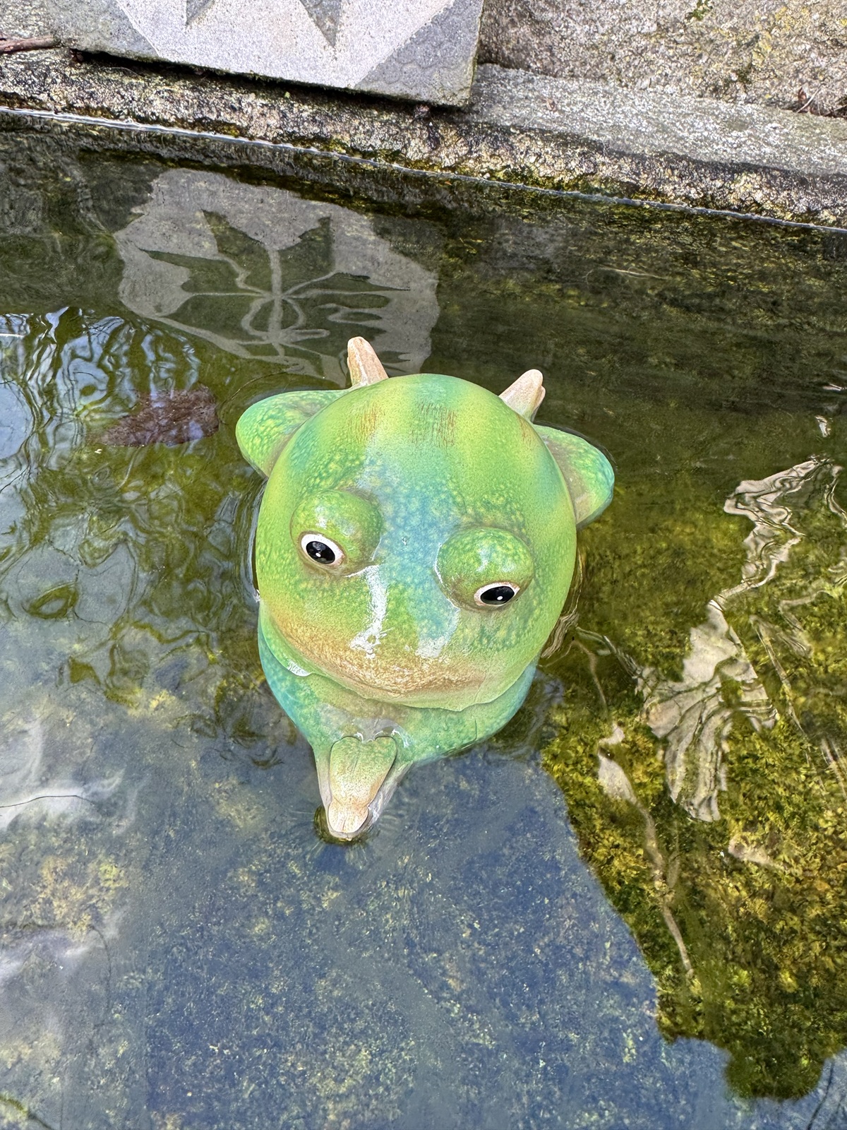 Keramik Schwimmfigur kraulender Frosch - Länge 17 cm