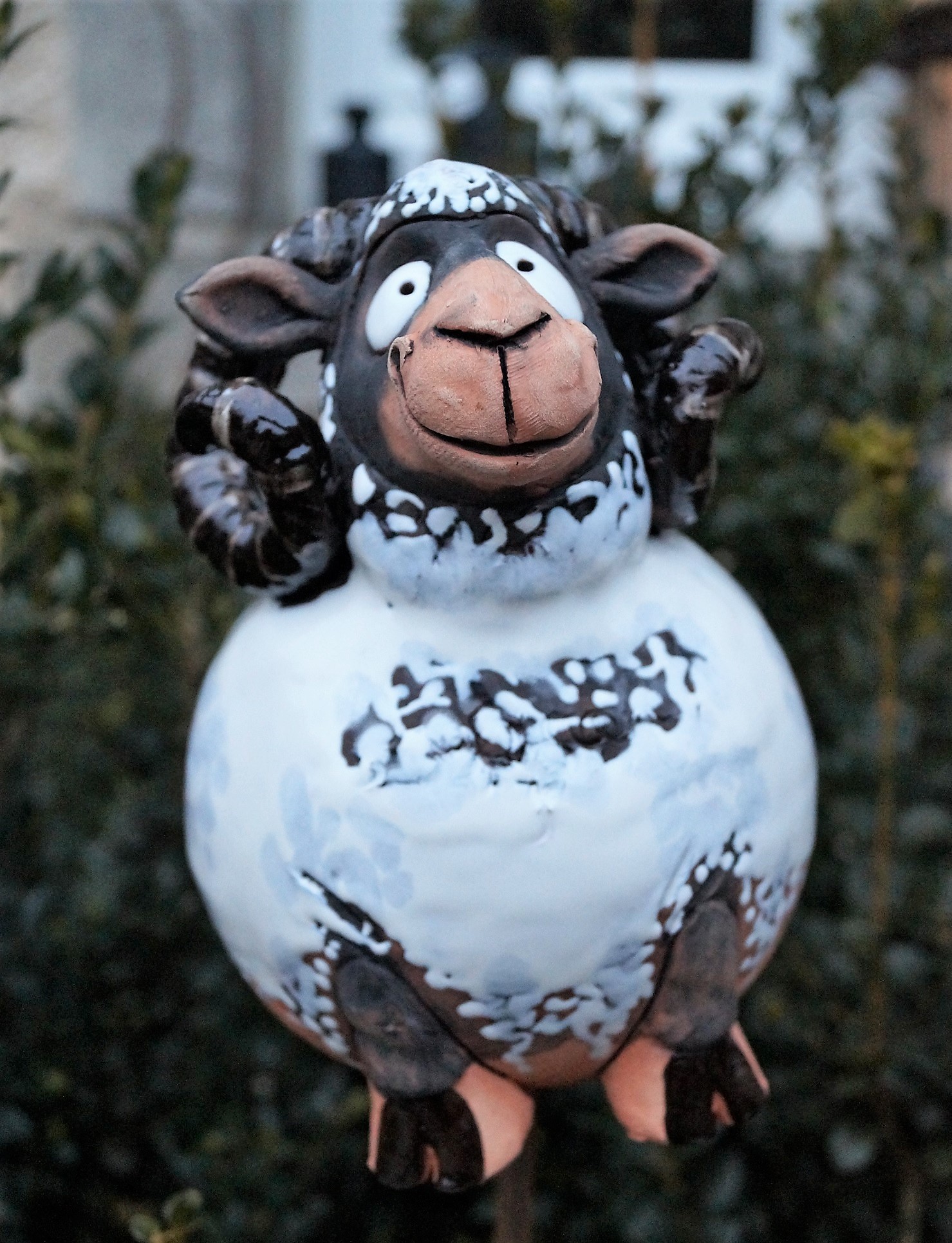 Keramik Gartenkugel Schafbock Spooky  - Höhe 17 cm