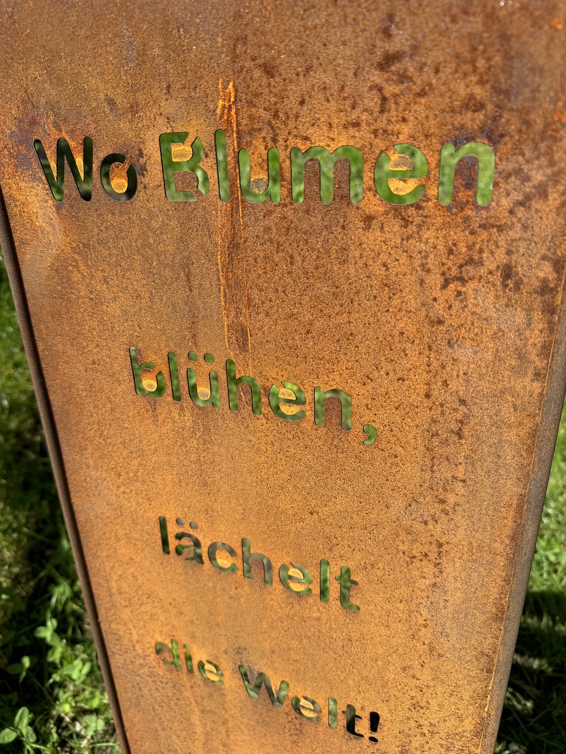Edelrost Spruchtafel Wo Blumen blühen - Höhe 115 cm