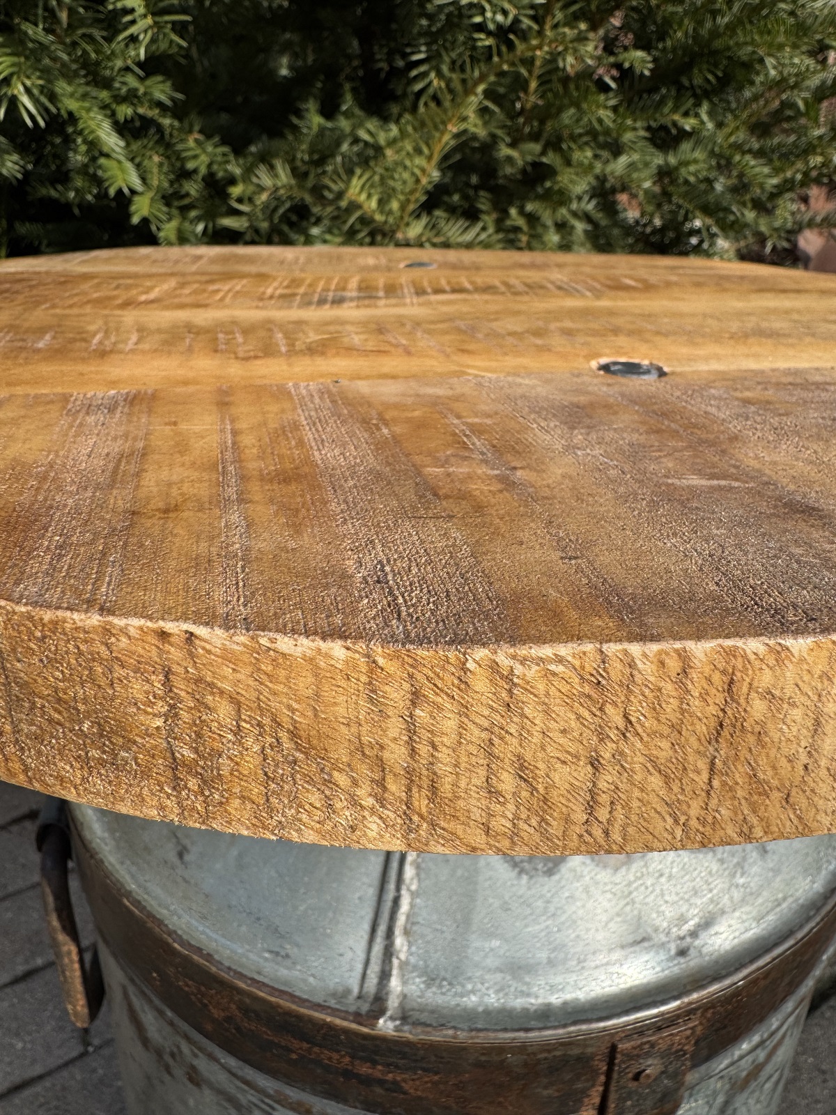 Antike Milchkanne mit Tischplatte aus Holz - Höhe 66 cm