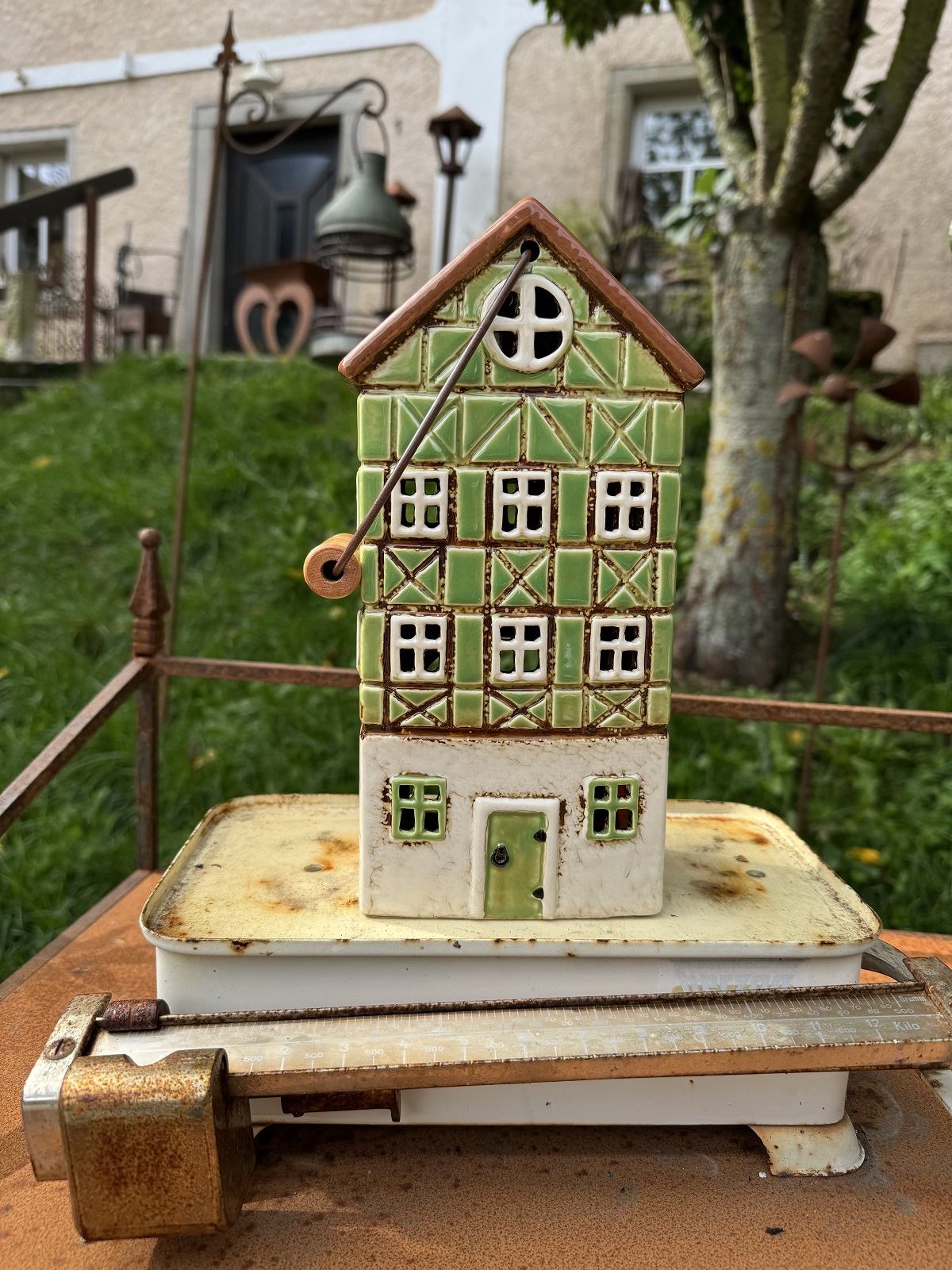 Keramik Windlicht Fachwerkhaus grün mit Henkel - Höhe 26,5 cm